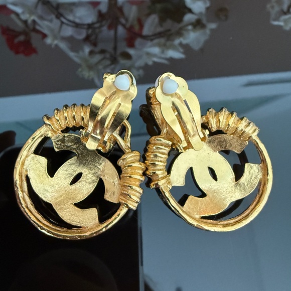 ❗️SOLD❗️LOT 1748 24K gold plated CHANEL vintage CC clip on earrings - Picture 6 of 8